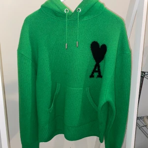 Ami Paris hoodie  - Hej jag säljer min Ami Paris hoodie storlek M unisex Skick 7/10
