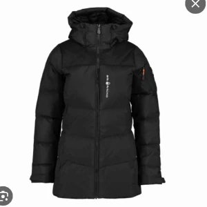 Sail racing jacka  - Säljer min sailracing jacka, använt en halv vinter och är i princip som ny. Storlek S och har en fin passform på kroppen. För flera bilder är de bara att skriva! Köptes för 3500kr. För snabb affär kan jag gå ner i pris så skriv i chatten🩷
