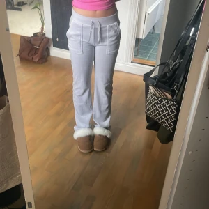 Grå/blå juicy byxor - Jättesnygga juicy couture byxor som är i bra skick förutom att en sak på ena snöret har trillat av. Bra pass form på mig som 163💗😍.