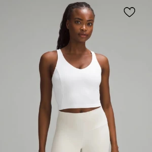 Lululemon tränings topp  - Säljer denna snygga tränings toppen från Lululemon! Storlek 4, färg vit❤️använd ca 3 gånger men kommer inte till användning❤️