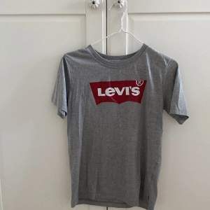 Säljer nu min Levis tröja i storlek s💓 inga defekter och varsamt andvänd💓skriver till mig om ni har frågor🫶🏻