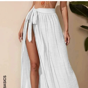 Bikini cover up - Vit som går att knyta runt midjan. Så fin och bekväm