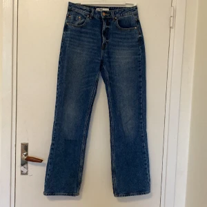 Blå baggy Jeans - Ett par fina baggy jeans i bra skick, inga tydliga tecken på användning. Passar mig som är 164cm lång. 