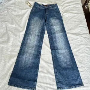 Skitcoola lågmidjade bootcut jeans!✨Aldrig använt, prislappen är fortfarande kvar! Säljer pga att de är för korta på mig som är 182cm lång.💗Skriv om du undrar något så svarar jag så snabbt som möjligt!!💕💕