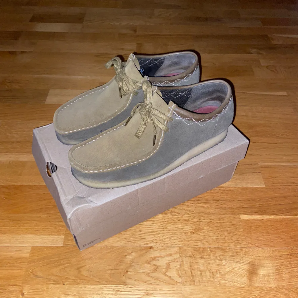 Ett par clarks wallabees i olivgrön färg som är väldigt sparsamt använda. Storlek 44 men är lite stora i storleken så passar även 45. Nya kostar 1800kr.. Skor.