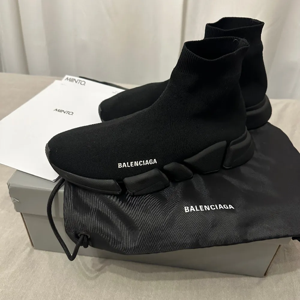 Säljer ett par helt nya balenciaga skor, använda Max 2 gånger, svarta balenciaga speed 2.0, kvitto samt box medföljer. Kan mötas och fraktas. För mer bilder eller info bara att skicka ett medelande🌸. Skor.