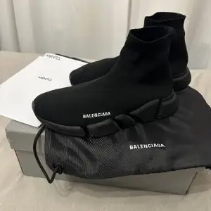Säljer ett par helt nya balenciaga skor, använda Max 2 gånger, svarta balenciaga speed 2.0, kvitto samt box medföljer. Kan mötas och fraktas. För mer bilder eller info bara att skicka ett medelande🌸