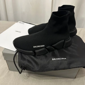 Balenciaga skor - Säljer ett par helt nya balenciaga skor, använda Max 2 gånger, svarta balenciaga speed 2.0, kvitto samt box medföljer. Kan mötas och fraktas. För mer bilder eller info bara att skicka ett medelande🌸