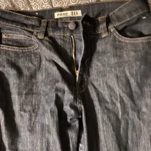 Jättesöta jeans som inte tillverkas längre ifrån Lindex ☺️ Dom är petite&curvy i storlek 40, passar mig jättebra som är storlek 40 i byxor och 163cm lång 🤍  Köparen står för frakt 🤞