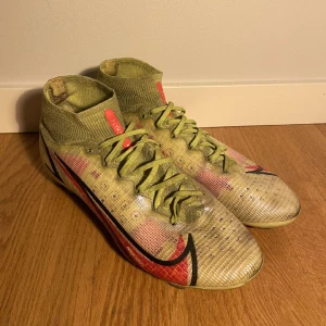 Nike MERCURIAL VAPOR 14 ELITE - Dobbarna fram är lite slitna men annars är dom fina. Skick 8/10. Storlek 43  