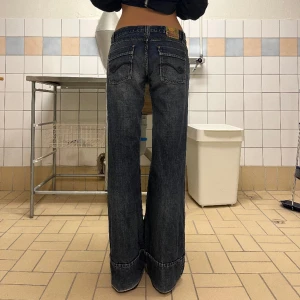 Lågmidjade jeans - Såå fina lågmidjade jeans med fina små detaljer!!
