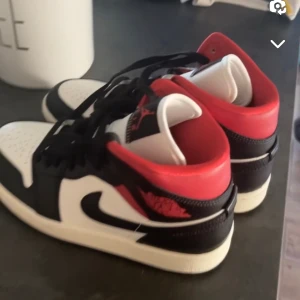 Air jordan 1 mid - Jordan 1 mid. Köpte på zalando för 1449kr. Slutsålda. Kan skicka fler bilder och komma överens om annat pris vid snabb affär!