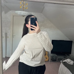 Randig tröja - Superfin men kommer tyvärr inte till användning längre. 100% bomull. Lappen är avklippt men skulle säga att den är i storlek M, så passar fler storlekar beroende på önskad passform 🥰