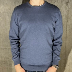 Massimo dutti tröja  - Massimo Dutti i färgen blå. Storlek L (passar S) och modellen är 178 cm. Fint skick, liten skada. Köp för endast 249kr.