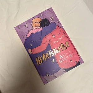 Heartstopper Vol 4 - Oläst, perfekt skick 🦋På engelska. Böcker 3 för 2 ❤️