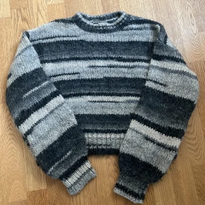 Stickad grå tröja - XS men är lite over sized, lite cropped, mixad grå färg, ljusare i verkligheten, knappt använd, inga defekter.