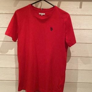 T-shirt U.S. POLO ASSN. - T-shirt från U.S. POLO ASSN. | Storlek: 14-15 år - Skicket på tröjan är väldigt bra utan defekter - Mitt pris: 49kr -Nypris: 399kr