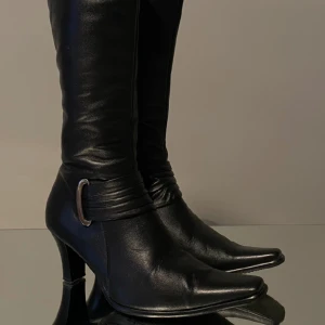 Vintage stövlar spets klack  - Finns att köpa på jealoussecondhand.com