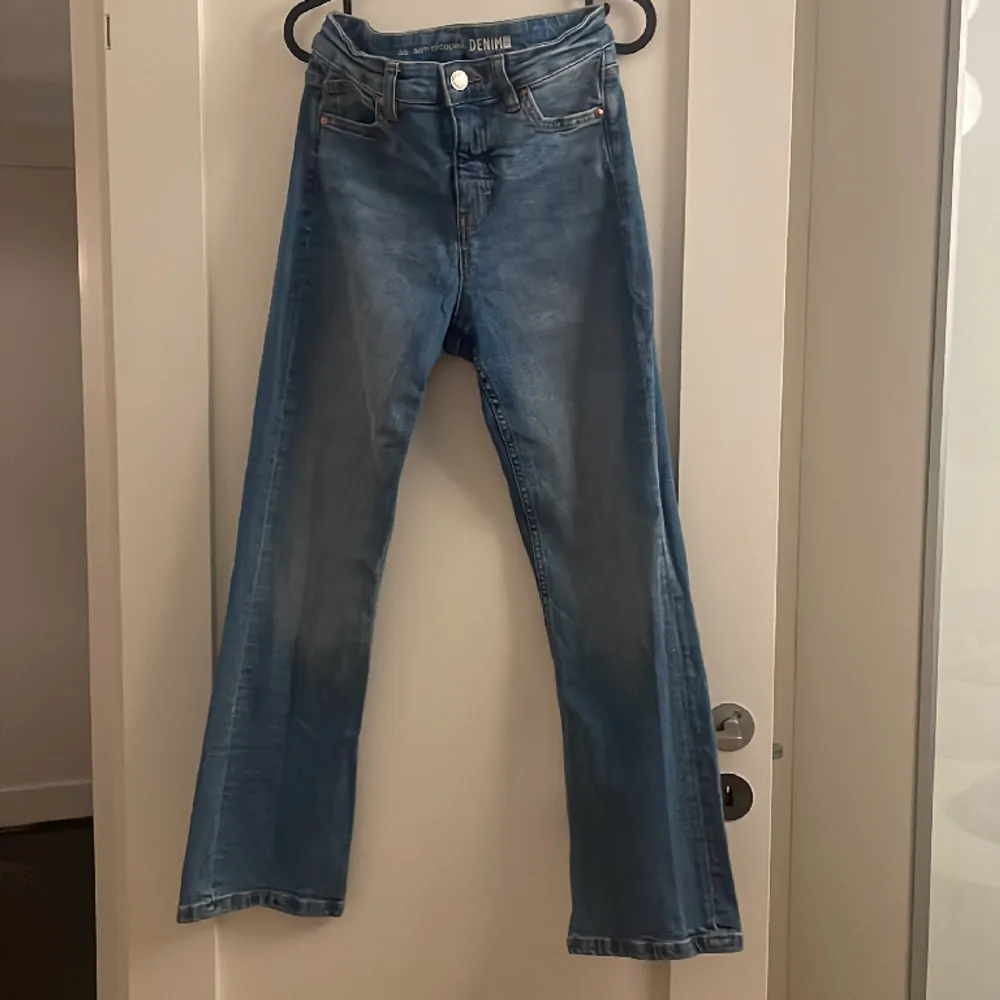 Jag säljer ett par Sam cropped jeans, blå från Kappahl. Använda ett fåtal gånger. Dom är stretchiga och har hög midja. Jag säljer dessa för dom inte är min stil.. Jeans & Byxor.