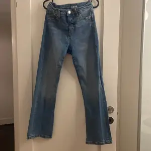 Jag säljer ett par Sam cropped jeans, blå från Kappahl. Använda ett fåtal gånger. Dom är stretchiga och har hög midja. Jag säljer dessa för dom inte är min stil.
