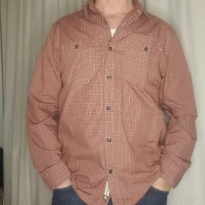 Outdoorskjorta  - En mkt fin funktionsskjorta från Howler Bros som är ett surf/flugfiske-märke från Texas. Många små smarta finesser som glasögon ficka med microfiber. Amerikansk storlek medium så mer Large och bred modell
