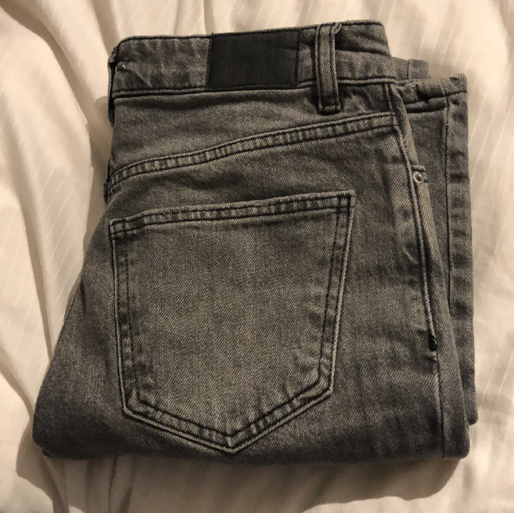 Gina jeans i nyskick❤️använda 1 ggn så inga defekter😇(storlek 32 men passar även 34)⚡️säljer då jag har för många jeans🌸midrise🤩. Jeans & Byxor.