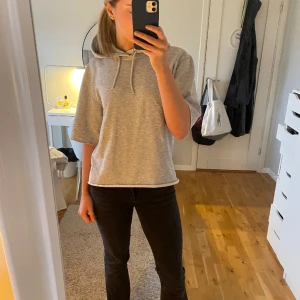Kortärmad hoodie - Säljer denna snygga kortärmade hoodien då den inte kommer till användning💓Tröjan är i stolek S och i mycket bra skick!!