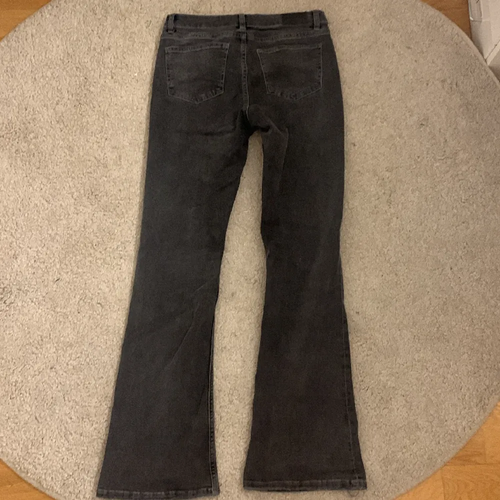 Young Gina jeans i storlek 164 som är mid waste och grå super snygga säljer samma i ljus blå och ett par grå med fickor 🤍. Jeans & Byxor.