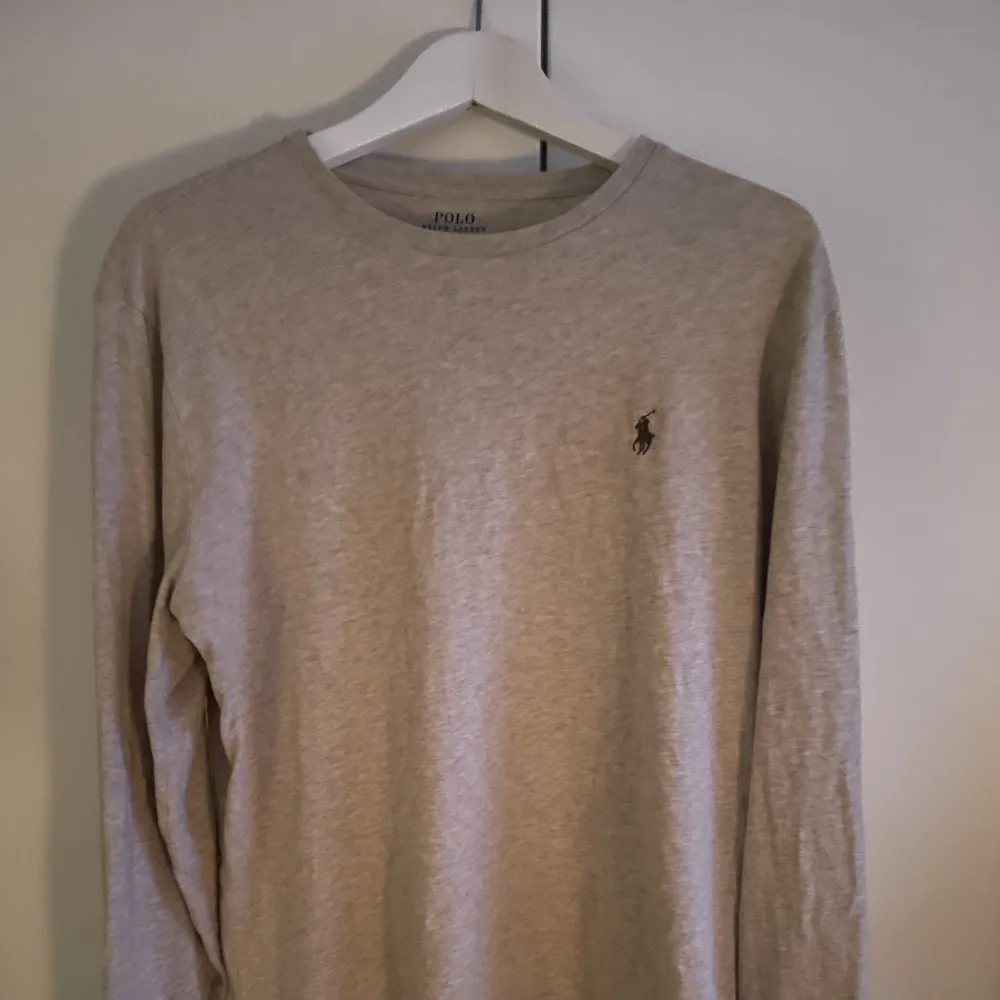 Säljer nu denna sjukt schysta tröja från Polo ralph lauren, den är i storlek M och är helt oanvänd.. Tröjor & Koftor.