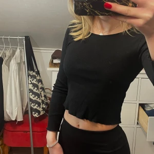 Svart tröja - Svart ribbad tröja från Gina. Storlek S och 3/4 ärmar🤍