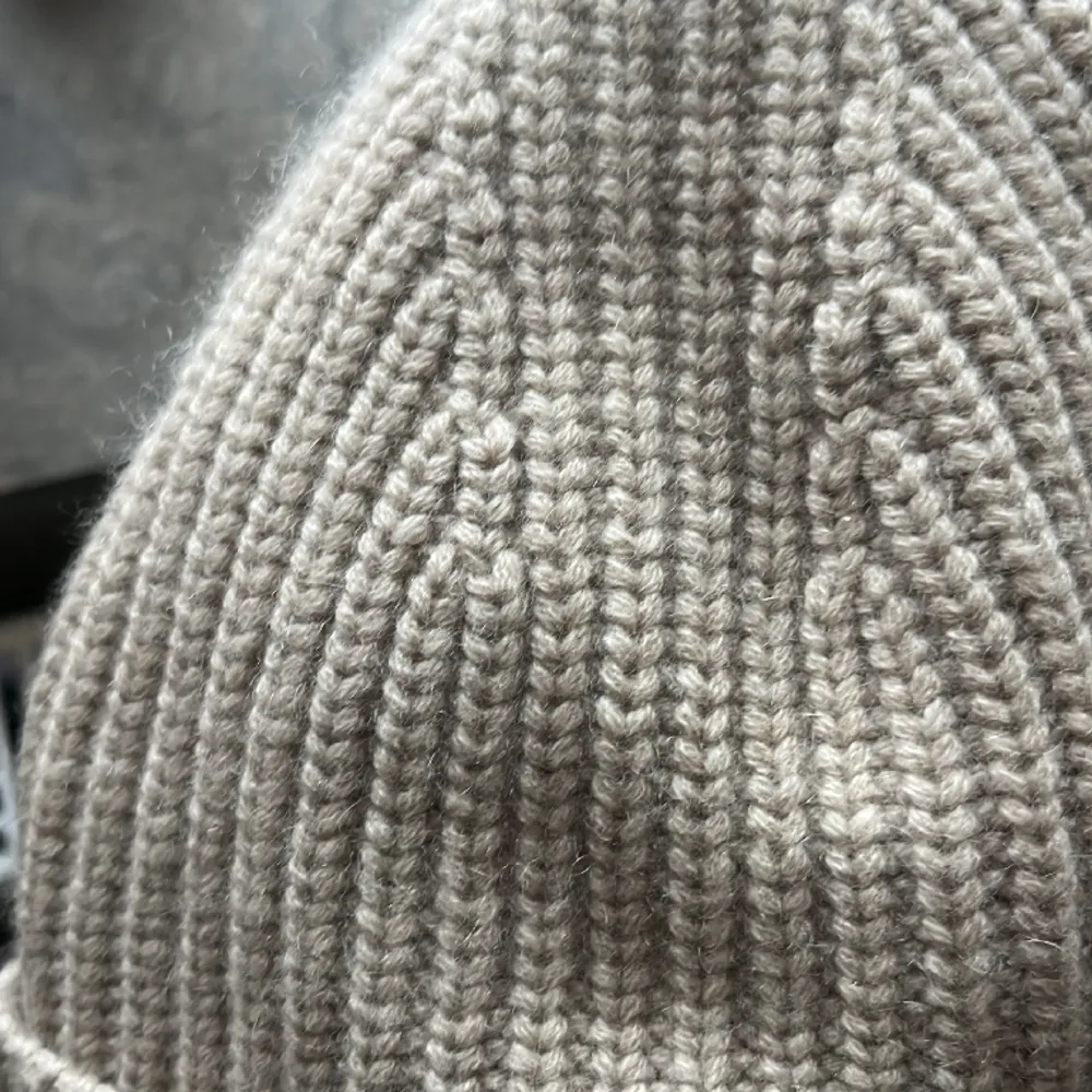 Snygg o varm beige mössa från Filippa K i 100% Cashmere i topp skick. Nypris 900 kr, har varit sparsamt använd 🤎 dm vid fler frågor!. Övrigt.