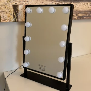 Spegel - Spegel men JÄTTE bra ljus ljuset kan man ställa in på tre olika nyanser en kall,varm,vanlig du kan även ändra styrkan på ljuset,man får sladd med, som man ser på sista bilden kan man vrida på den sp den slutar fram och bak, priset kan diskuteras🩷