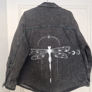 Jeansjacka  - Handmålad- och dekorerad jeansjacka från h&m. Storlek S, men oversized.