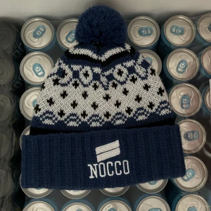 EXLUSIVE NOCCO MÖSSA - OANVÄND - Oanvänd NOCCO mössa i blå/vit. Perfekt till skidbacken eller hemma nu när vinterkylan har kommit till oss.  Finns fler nocco ute! Endast seriösa köpare, samfraktar om du köper fler varor utav mig.  Betalning inom 3 dagar efter avslutad auktion/affär!
