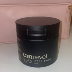 Tanrevel glow peel pads  - Dom är aldirg använda eller änns öppnade.Helt ny burk. Kostar 399 ja säljer för 350