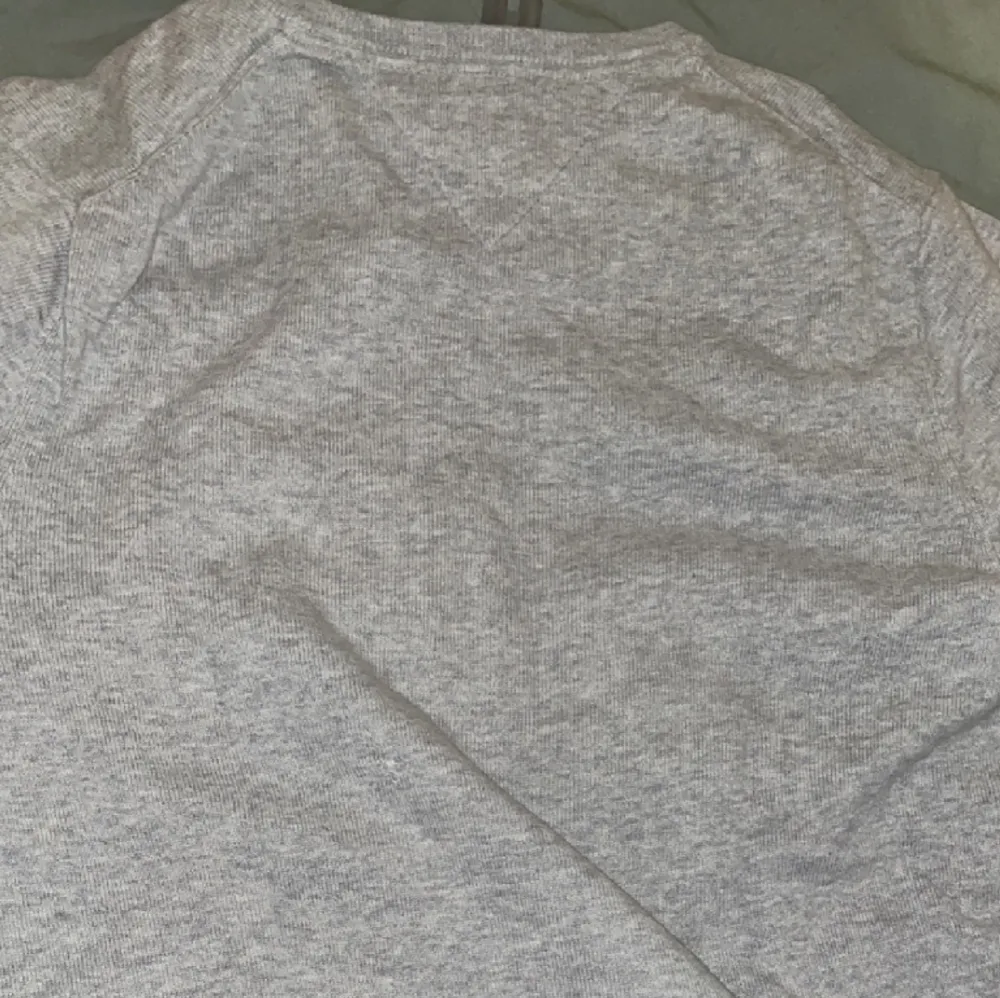 Säljer en Tommy Hilfiger tröja som jag inte har använt på ca 2 år. Tröjan är i bra använt sick. Den är äkta men har inget kvitto efter de va så länge sen jag köpte den . Hoodies.