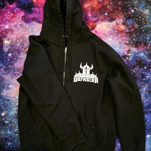 Darkstar zip hoodie med dragkedja  - Dragkedjan vill inte alltid stanna uppe sista biten högst upp, annars funkar den. 