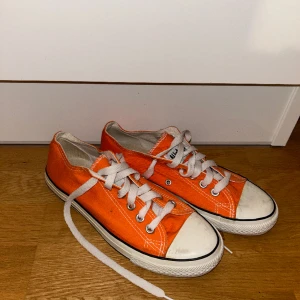 Converse orange  - Använda några gånger men ändå relativt fina och rena. 