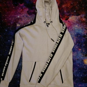 Vit hoodie - Väl använd men  i bra skick. Står storlek XS men skulle säga att den är närmare S. Regular fit, lite tunnare material. 