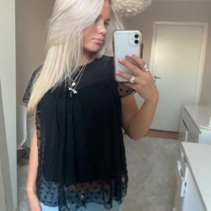 Zara svart blus - Säljer denna svarta blus från zara. Har du någon fråga är det bara att höra av dig🫶🏻