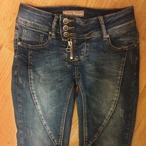 Jeans - Oanvända, för långa i benen på mig som bara är 158. Skit snygga med snygga detaljer. Sitter tight hela vägen. Storlek s