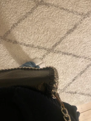 Tiamo väska - Jätte fin tiamo väska använd bara några gånger och är i väldigt bra skick men lite lite rostig på kedjan, kontakta mig för fler bilder💓