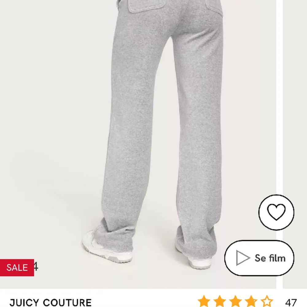 Säljer mitt Juicy couture sett eftersom de inte kommer till användning för mig. Inget är fel på settet inget är sönder, Settet är i storlek XS men passar även S. . Jeans & Byxor.