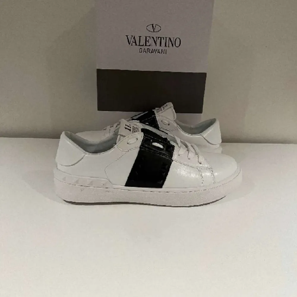 Valentino skor som inte är andväda jätte mycket, bara inomhus så dom är nya i skick.  Box och bag medföljer!. Skor.