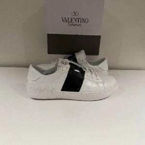 Valentino skor som inte är andväda jätte mycket, bara inomhus så dom är nya i skick.  Box och bag medföljer!