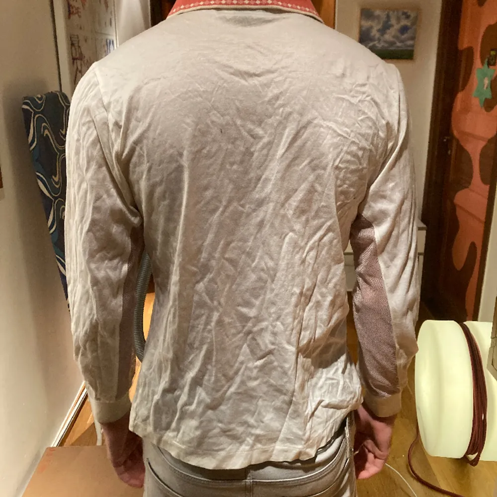 Snygg vintage balenciaga skjorta med en fet look och cool design för ventilering. Storleken är 90 som ska vara small men sitter mer som en liten xs. Köpt secondhand utan defekter :)! Bara att kontakta ifall du har frågor. Skjortor.
