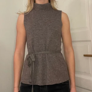 Väst med polokrage - Brun trendig poloväst från zara i st M, passar s. 200kr💕