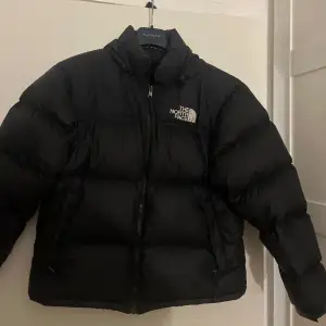 En north face jacka i storlek M, Cond 8/10 Saknar ett snöre på drag kedjan som bilden visar men inget man tänker på därav priset! Nypris 2600kr Hör av er för funderingar mvh South Fashion!