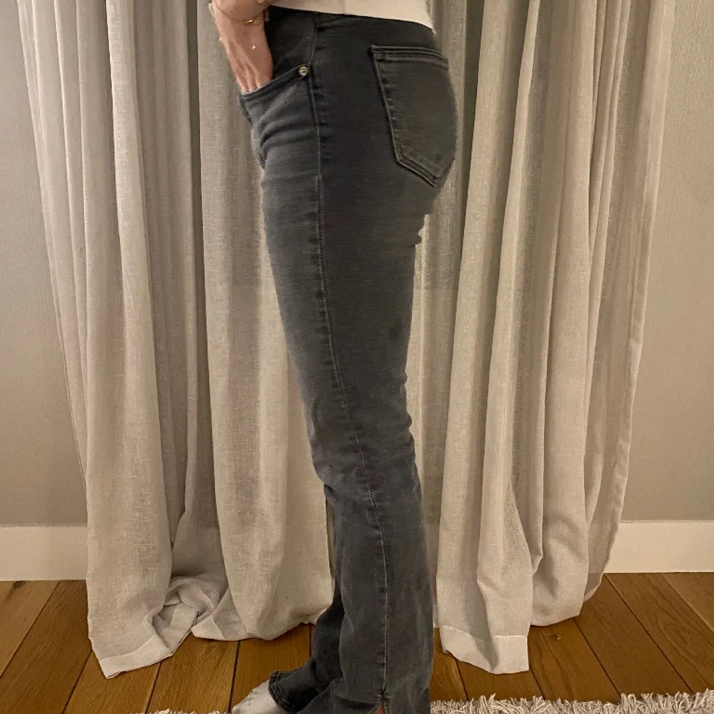 Zara jeans med slits!❤️❤️. Jeans & Byxor.