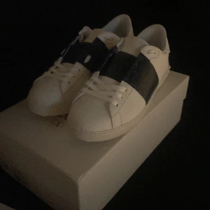 Valentino Garavini  - Säljer dessa feta Valentinos pågrund av att dom ej används. Storlek 43 i nyskick. Alla tags samt dustbag medföljer. Skriv i dm om de är några frågor/ funderingar. Pris kan diskuteras vid snabb affär